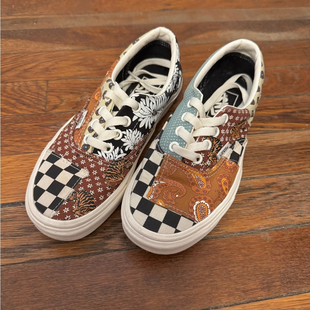 Vans Sneakers - men 5 / women 6.5 / kids 4.5